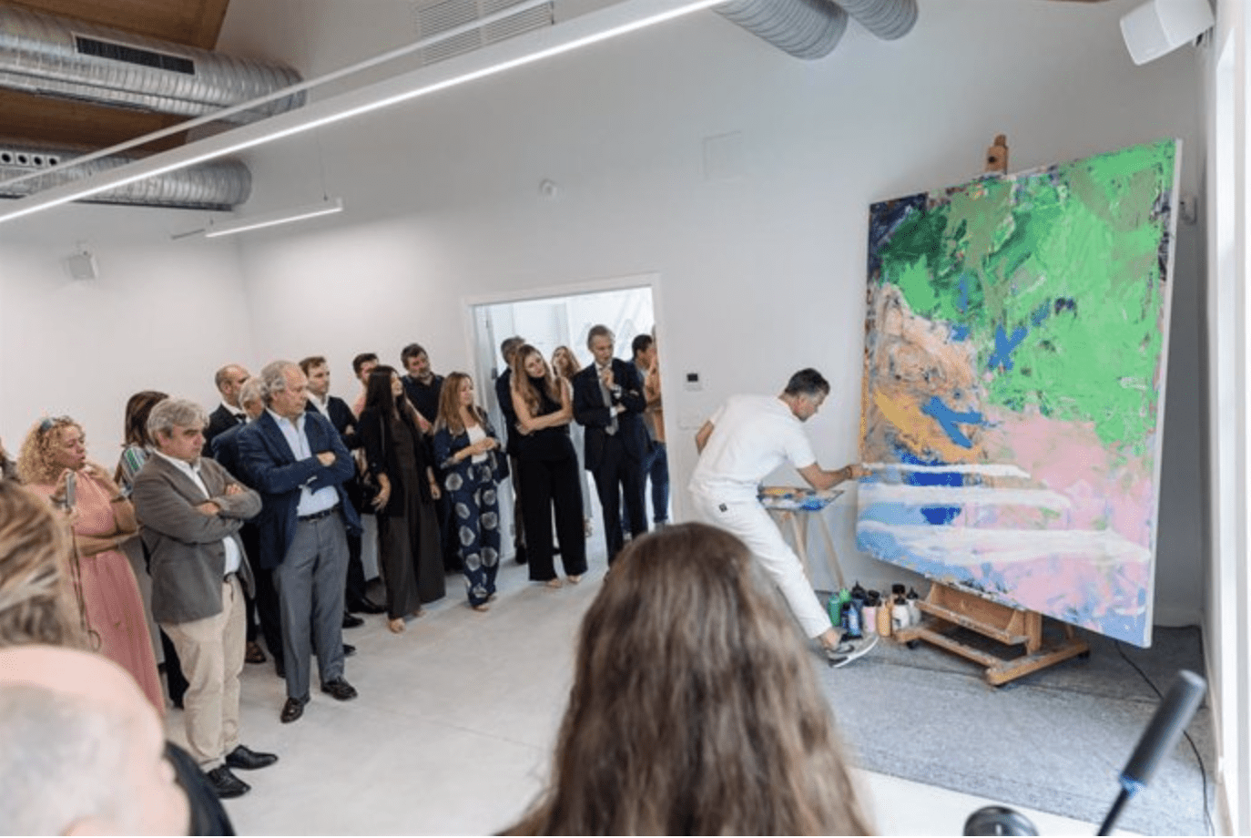 Un 'Live Painting' recrea el desarrollo de Los Cerros en el estreno de la sede