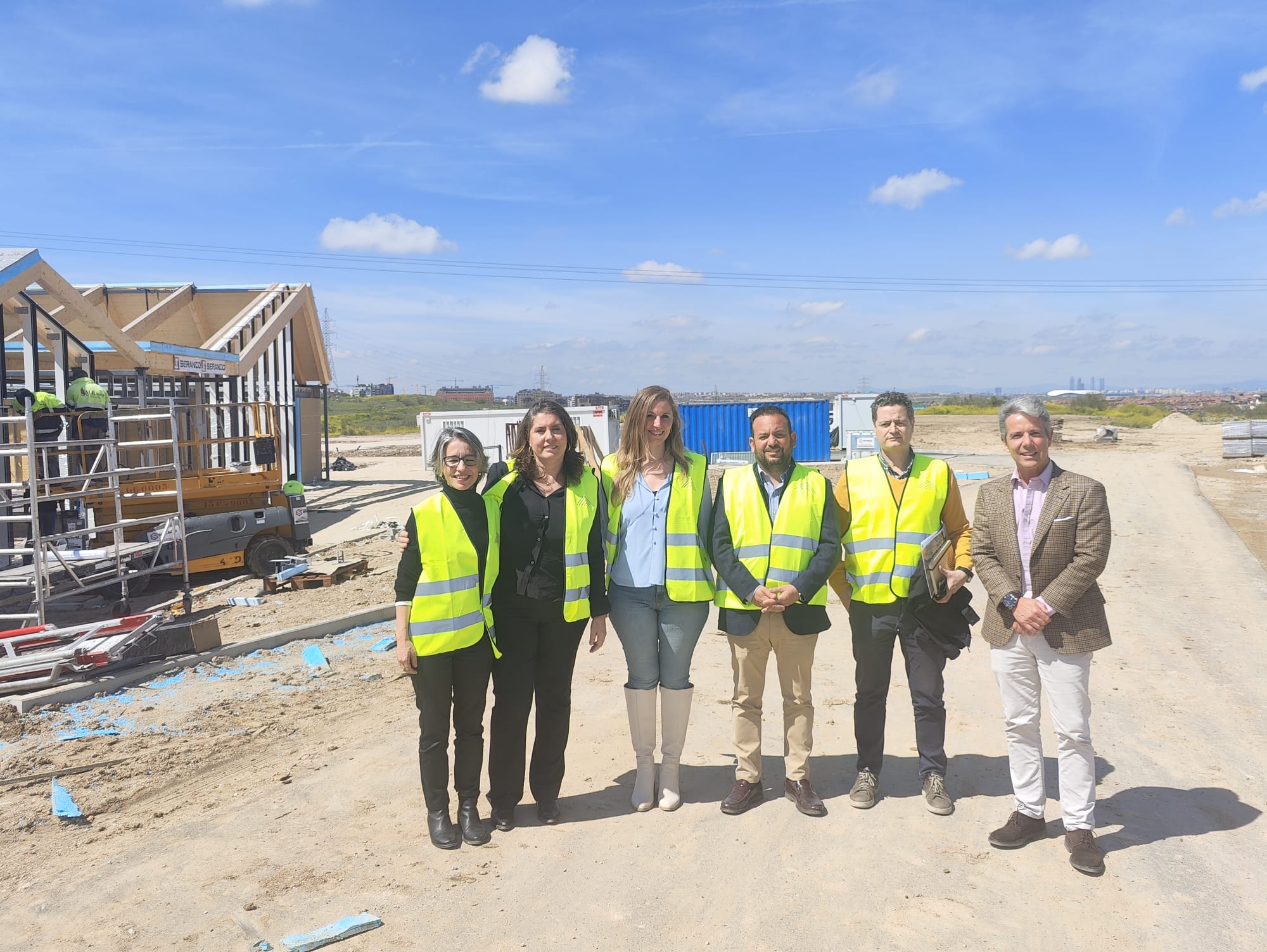 Delegación de Sevilla Activa, el alcalde de La Algaba y el arquitecto jefe del área técnica visitaron Los Cerros