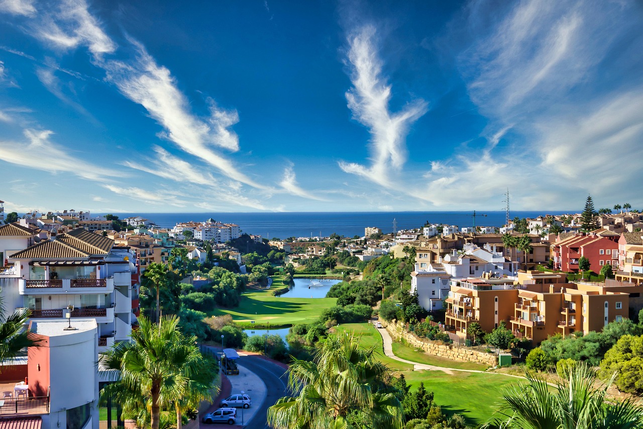 Zona residencial con áreas verdes, un río y vista al mar.